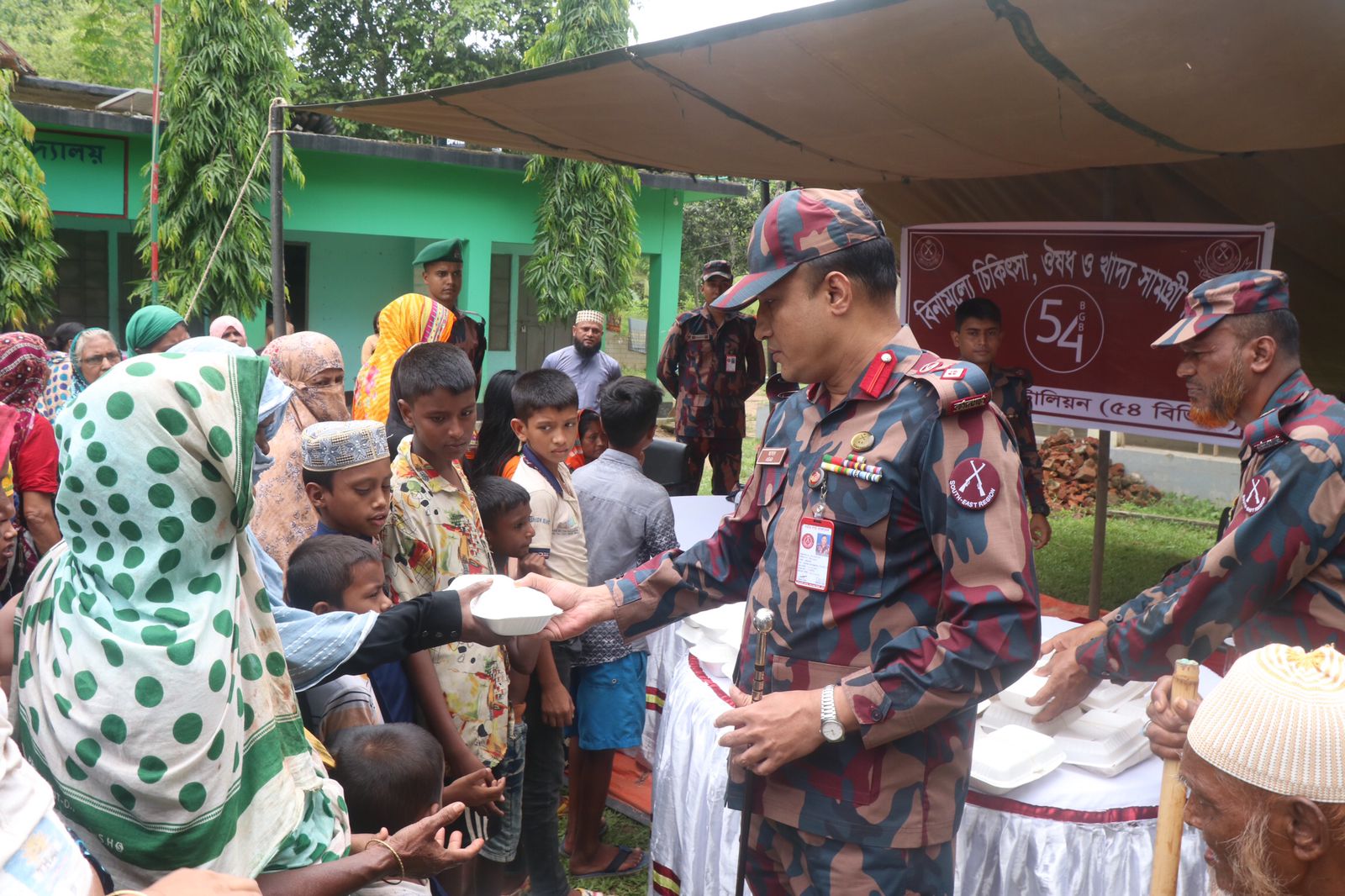 বাঘাইহাট ব্যাটালিয়ন ৫৪ বিজিবি‘র বন্যায় কবলিত বিনামূল্যে খাদ্য চিকিৎসা ওষুধ প্রদান