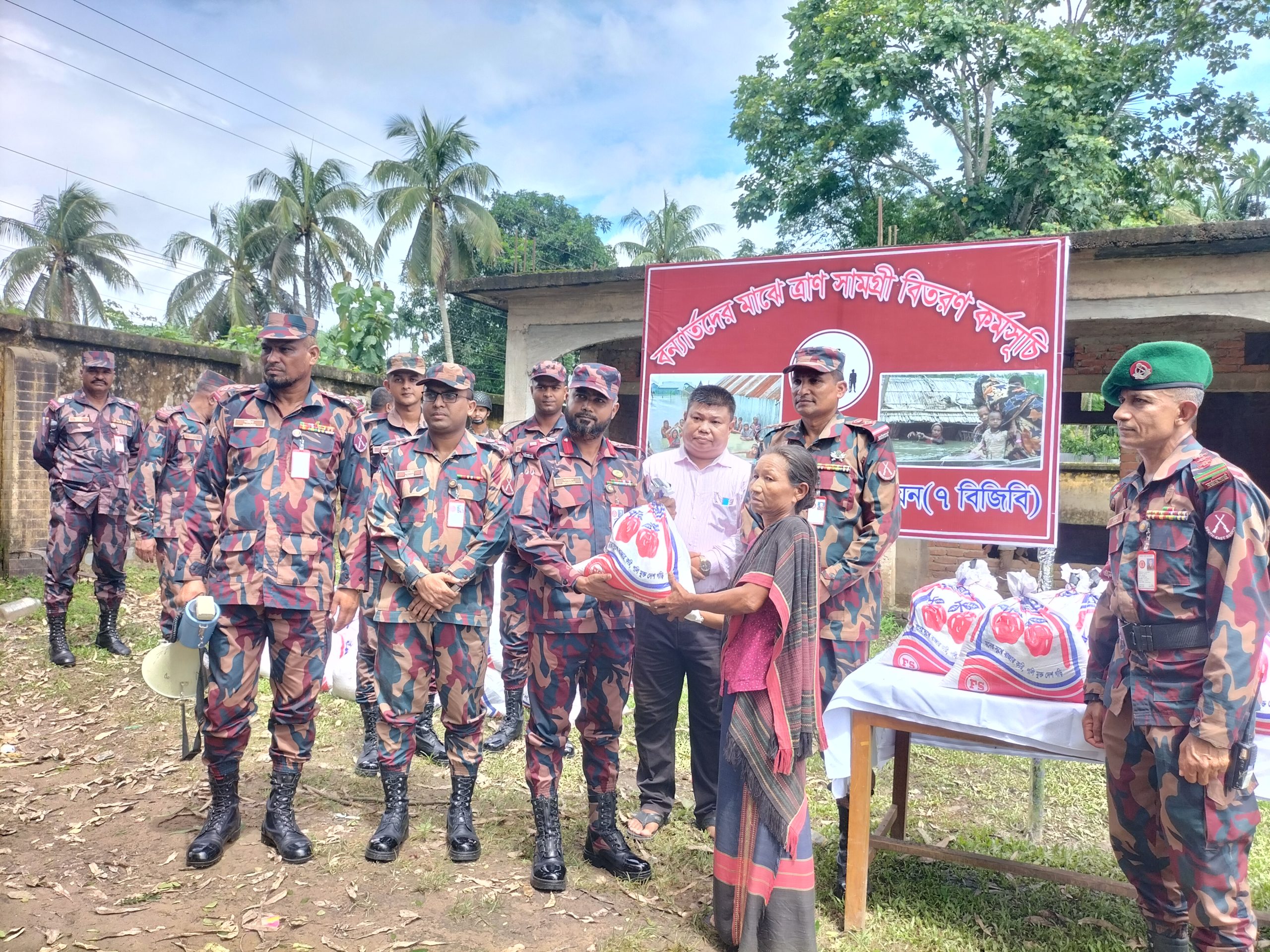 দীঘিনালায় বন্যার্তদের মাঝে বাবুছড়া ৭ বিজিবি’র খাবার বিতরন