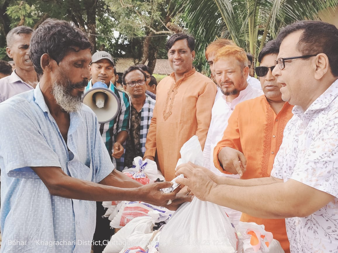 খাগড়াছাড়ি জেলা বিএনপি’র উদ্যোগে দীঘিনালার বন্যার্তদের মাঝে ত্রাণসামগ্রী বিতরন