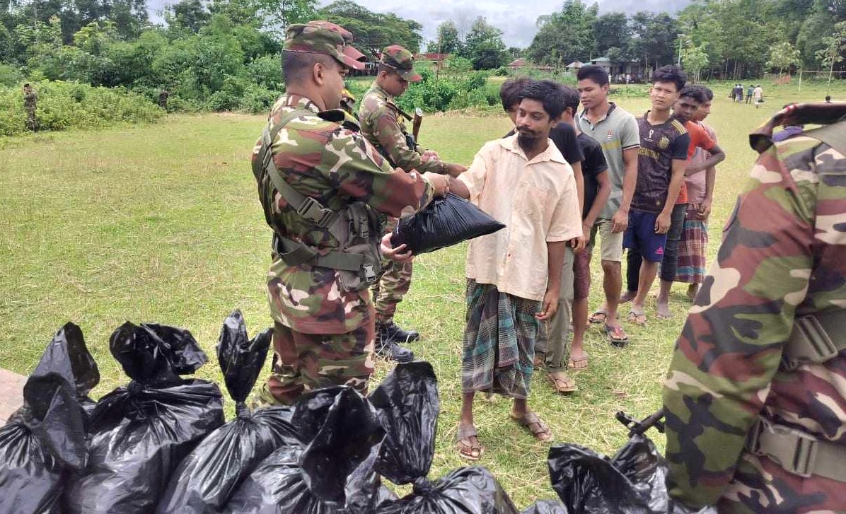 পানছড়ির ক্ষতিগ্রস্তদের মাঝে ত্রাণ সামগ্রী বিতরণ