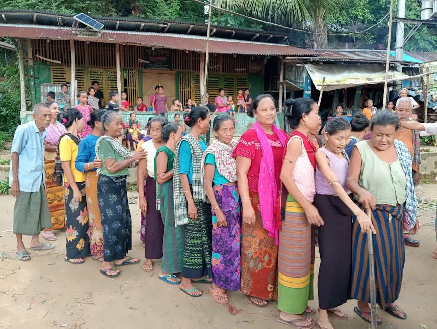 রাঙ্গামাটিতে বন্যা কবলিতদের পাশে বৌদ্ধ ভিক্ষুরা