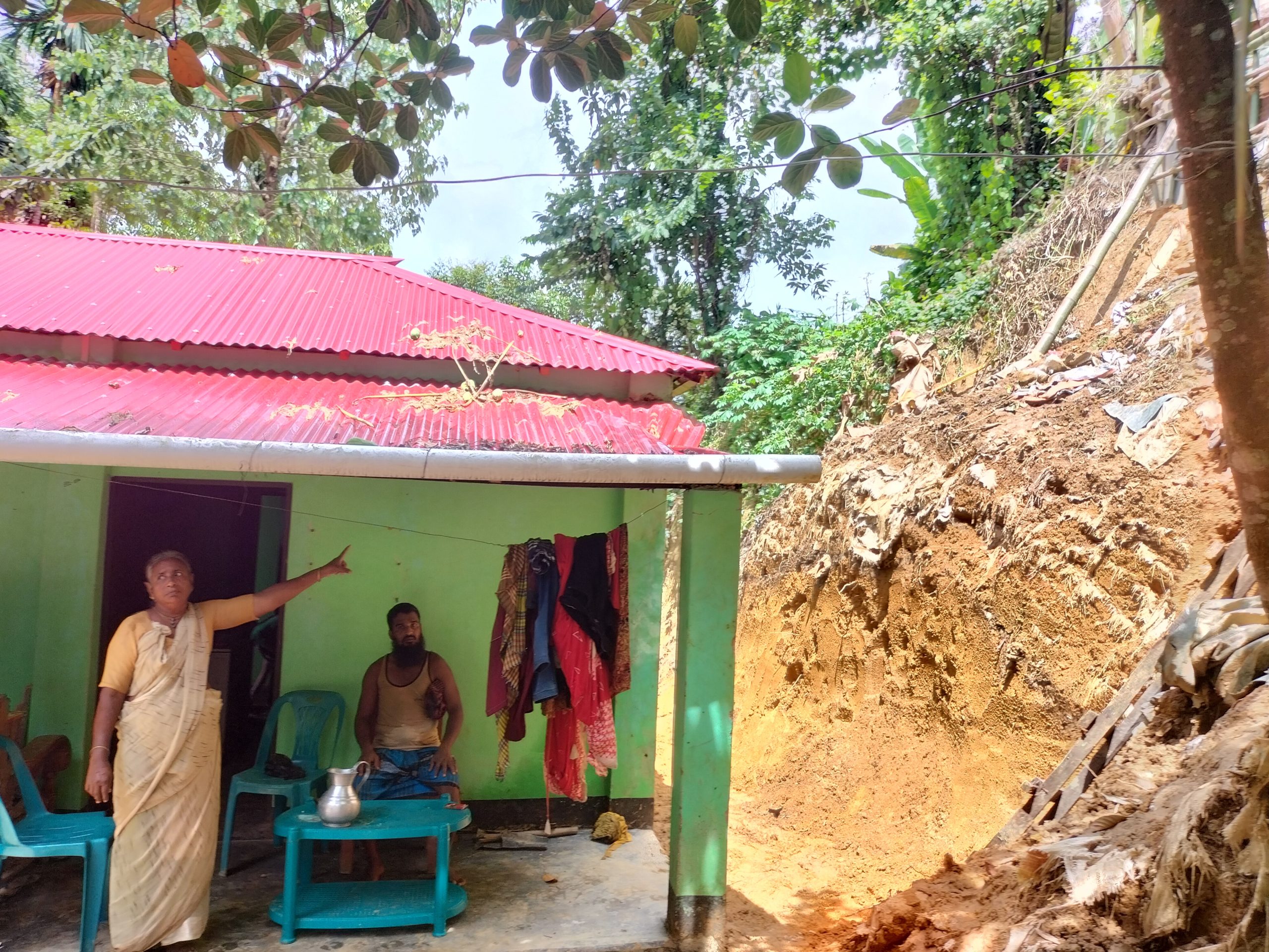 পাহাড় ধসে দীঘিনালার ঝর্না রায়ের বসতবাড়ি ক্ষতিগ্রস্ত