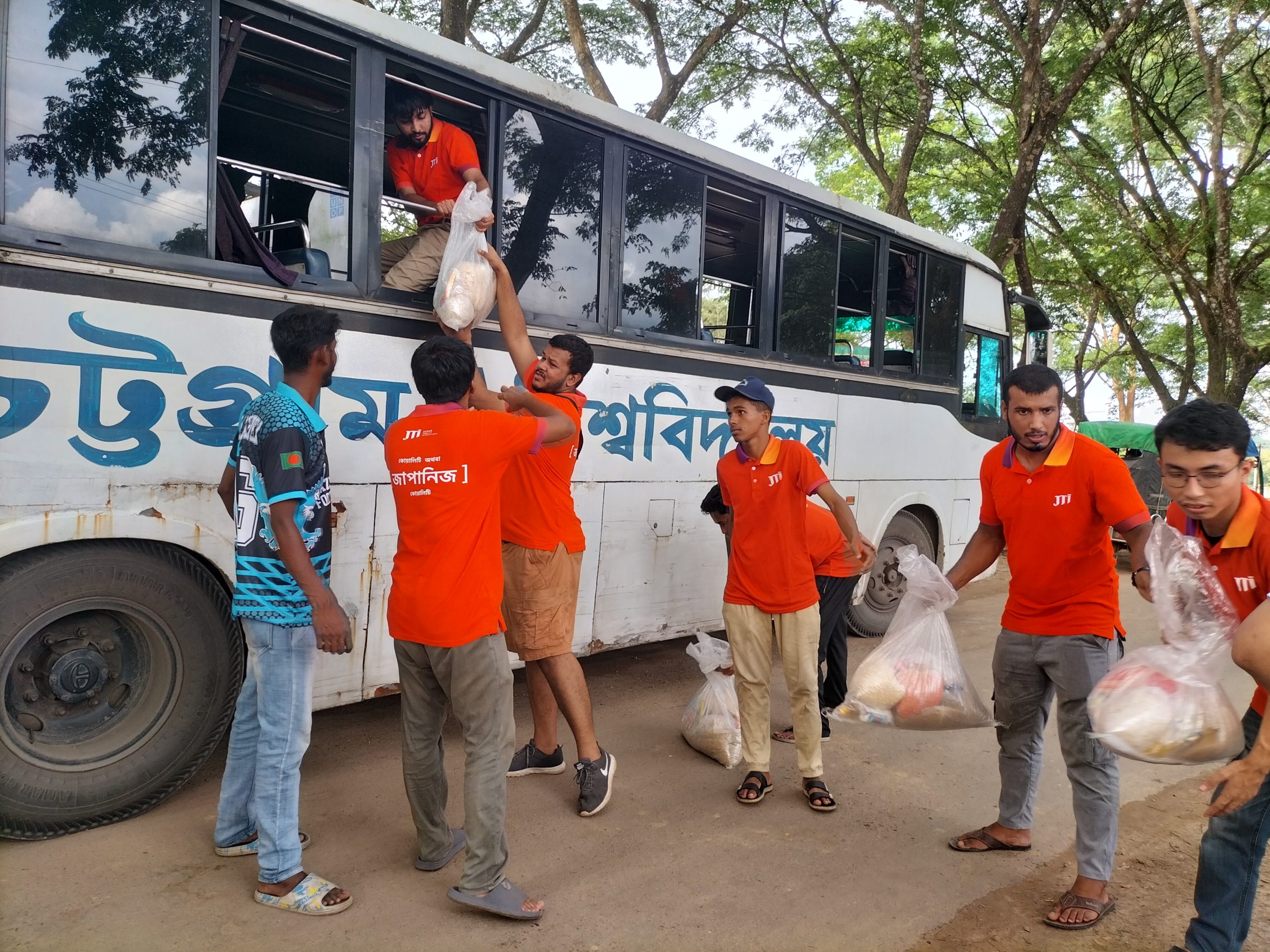 দীঘিনালায় চট্টগ্রাম বিশ্ববিদ্যালয় ত্রান সামগ্রী ও বন্ত্র বিতরন