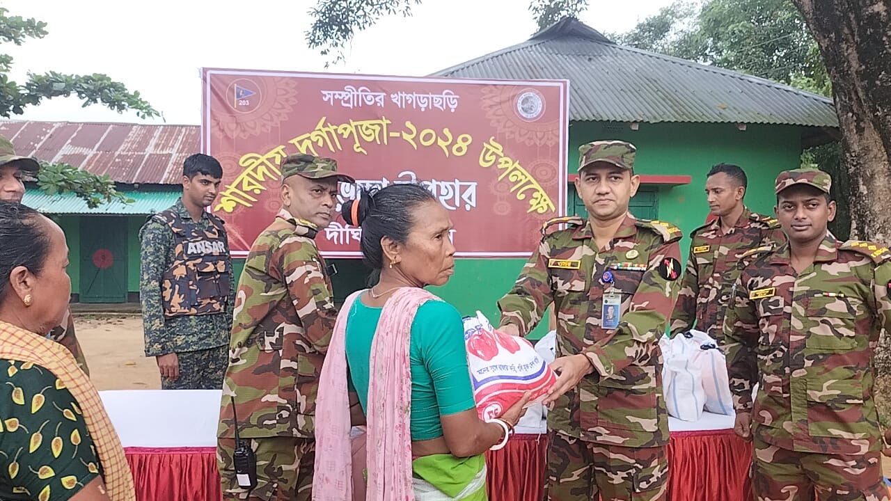 দীঘিনালায় দুর্গাপূজায় জোনের শুভেচ্ছা উপহার প্রদান