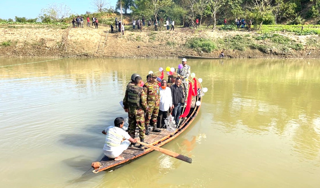 মহালছড়ি সেনা জোনের উদ্যোগে দরিদ্র মাঝিকে নৌকা প্রদান