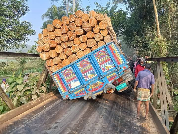 দীঘিনালায় বেইলি ব্রিজের পাটাতন ভেঙে সড়ক যোগাযোগ বন্ধ