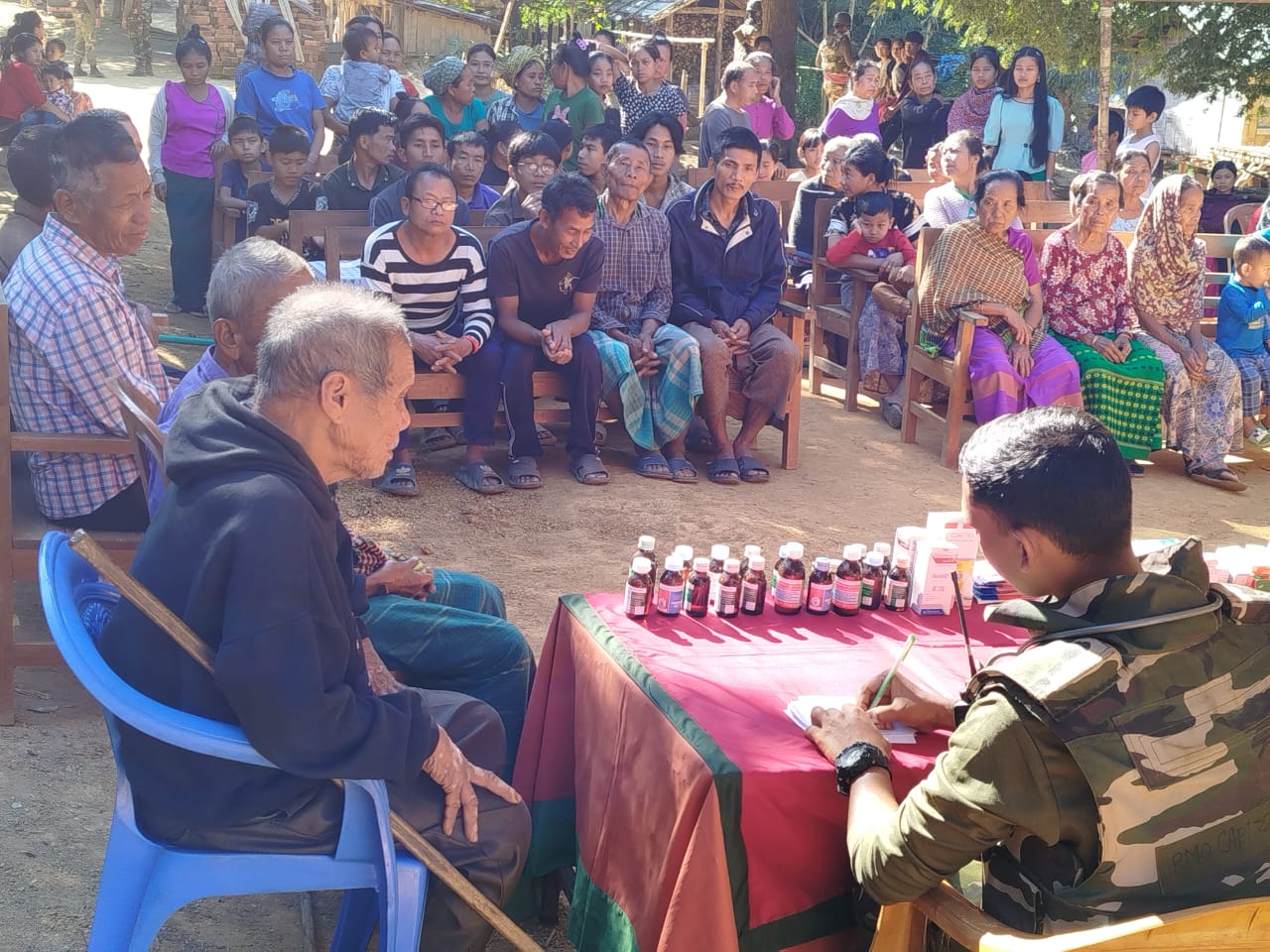 বান্দরবানে খ্রিস্টান ধর্মাবলম্বীদের বড় দিন উদযাপন উপলক্ষে সেনাবাহিনীর বিনামূল্যে চিকিৎসা সেবা ও ঔষধ বিতরণ।