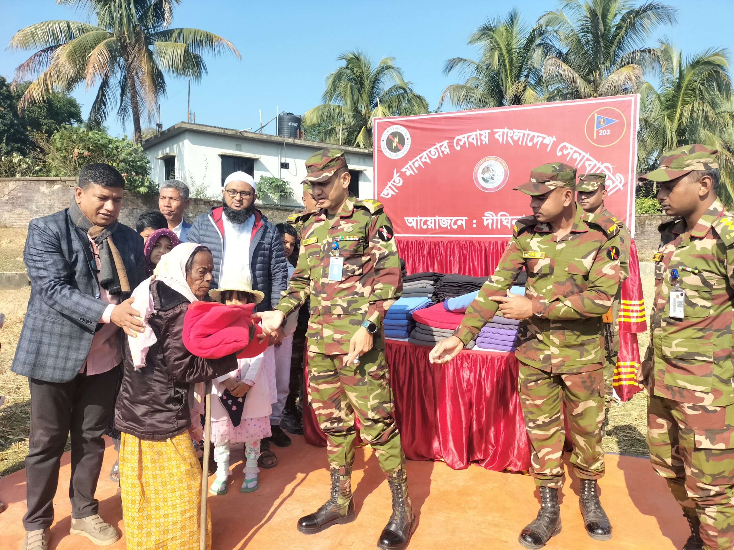 দীঘিনালায় সেনাবাহিনীর কম্বল বিতরন