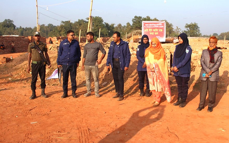 গুইমারায় তিনটি ইটভাটায় ৬ লক্ষ টাকা জরিমানা এবং কার্যক্রম বন্ধ ঘোষণা