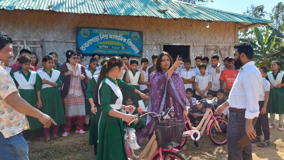 ছয় বছরে প্রথমবার প্রশাসনের কোনো কর্মকর্তার  স্কুল পরিদর্শন; উপহার দিলেন বাইসাইকেল-কম্বল