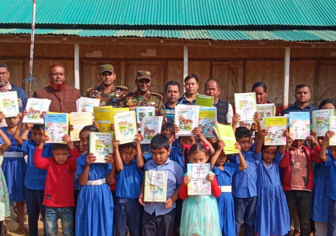 বাঘাইহাটে ক্ষুদ্র নৃগোষ্ঠী শিক্ষার্থীদের মাঝে বই বিতরণ করল সেনাবাহিনী