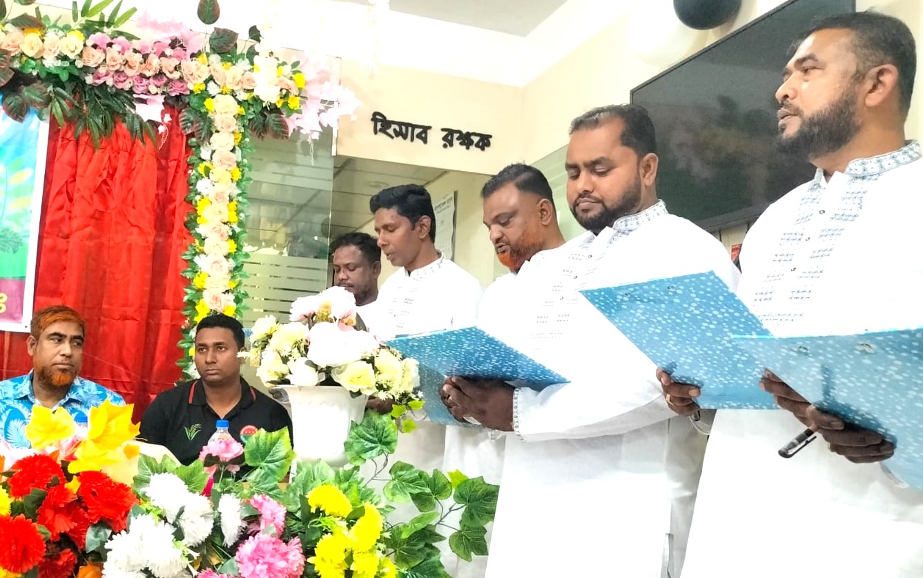 দীঘিনালা কাঠ ব্যবসায়ী সমিতির নবনির্বাচিত কমিটির শপথ গ্রহণ