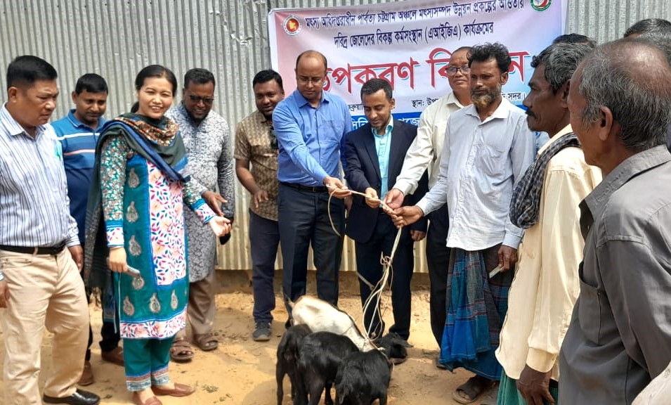 বিকল্প কর্মসংস্থানের জন্য জেলেদের মাঝে ছাগল বিতরণ