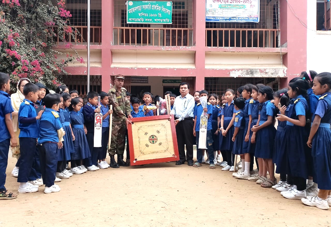 খাগড়াছড়ি সেনা জোনের উদ্যোগে শিক্ষার্থীদের মাঝে ক্রীড়া সামগ্রী বিতরণ