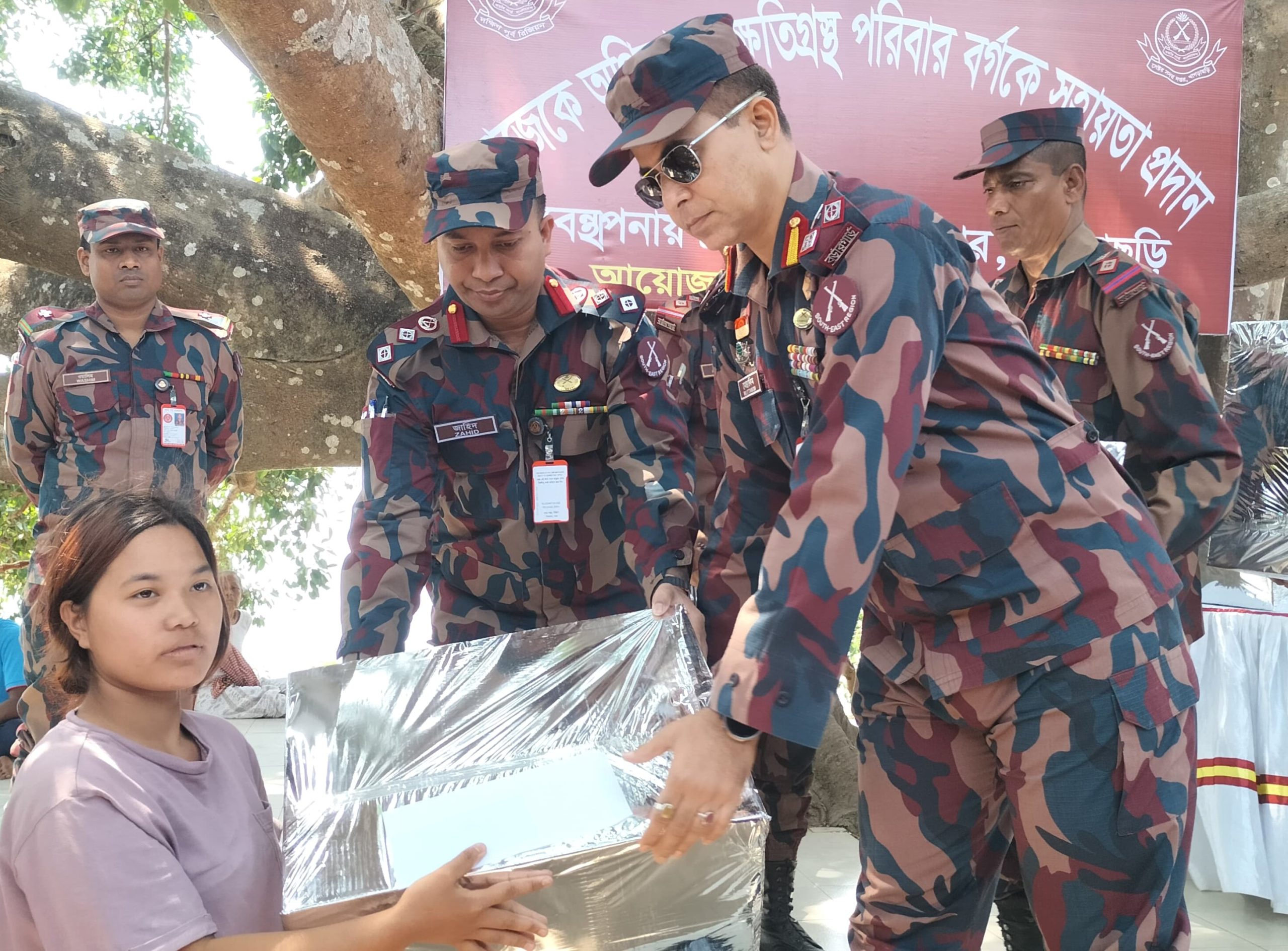 সাজেকে অগ্নিকাণ্ডে ক্ষতিগ্রস্তদের সহায়তা দিল বিজিবি