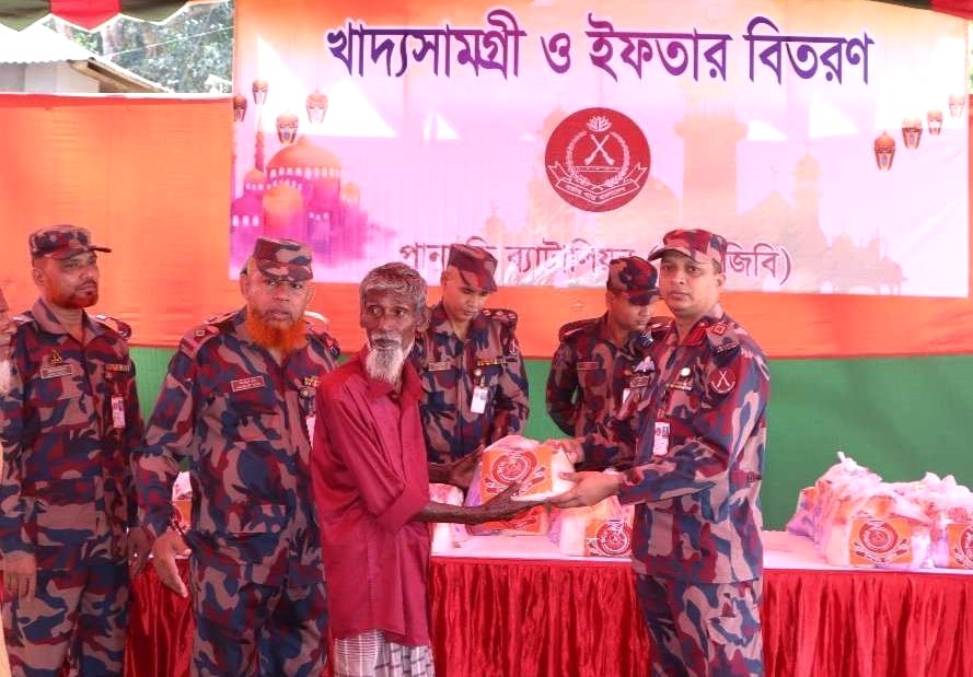 খাদ্য সামগ্রী ও ইফতার বিতরণ করেছে লোগাং জোন