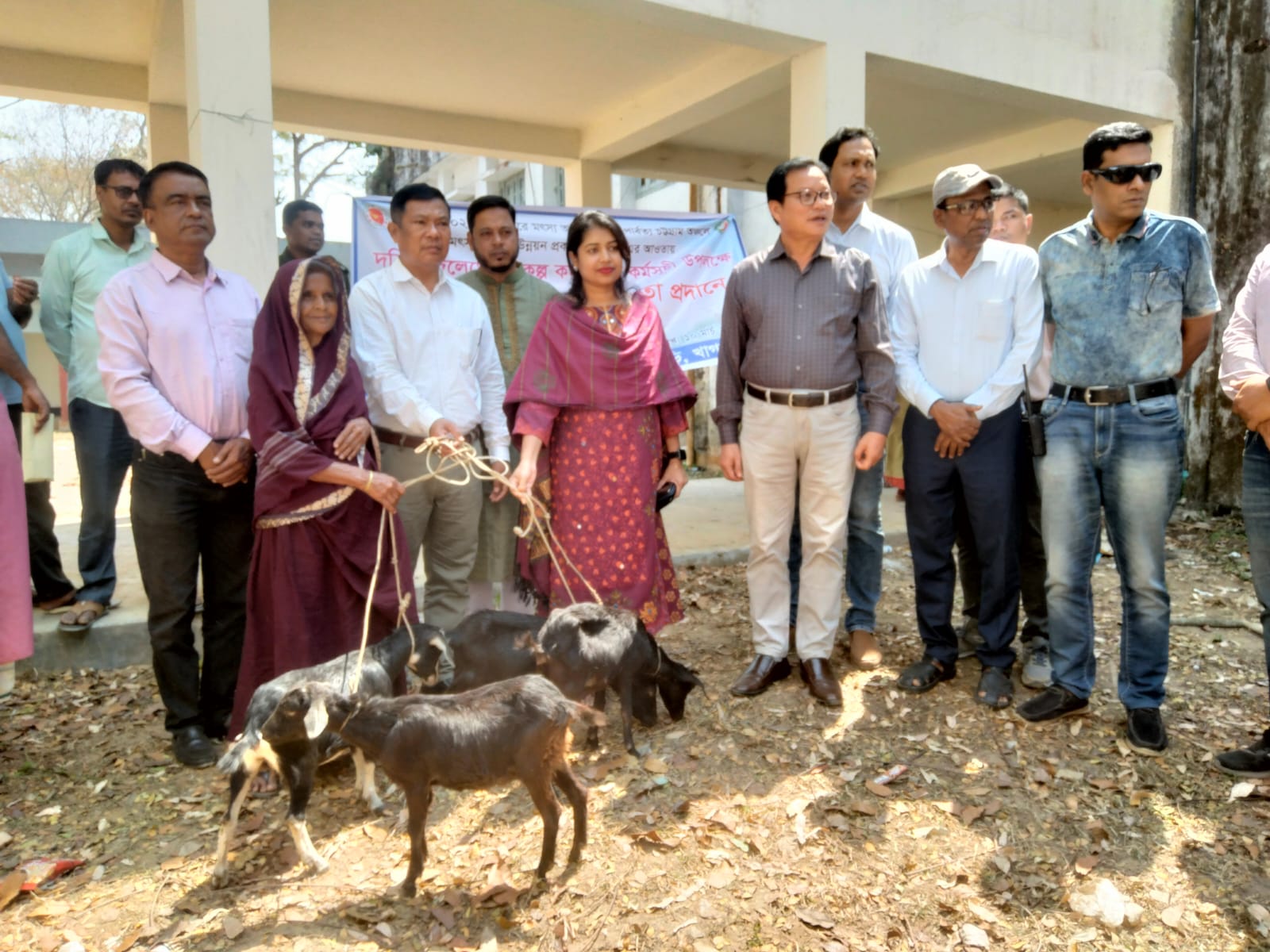 পানছড়িতে দরিদ্র জেলেদের মাঝে মৎস্য অফিসের ছাগল বিতরন