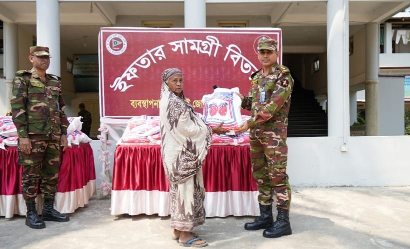 পবিত্র মাহে রমজান উপলক্ষে কাপ্তাই সেনা জোনের উদ্যোগে ইফতার সামগ্রী বিতরণ।