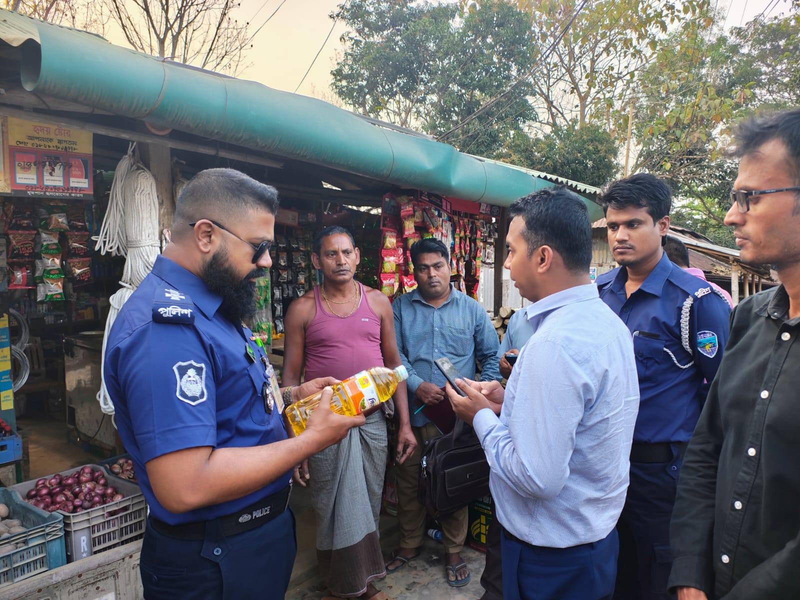 দীঘিনালায় সয়াবিন তেল কৃত্রিম সংকট তৈরির অভিযোগে ব্যবসায়িকে জরিমানা