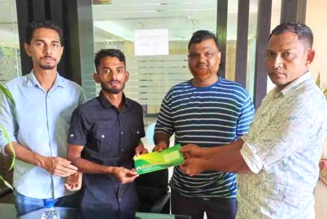 অসচ্ছল শিক্ষার্থীদের কাঠ ব্যবসায়ী সমিতির অনুদান