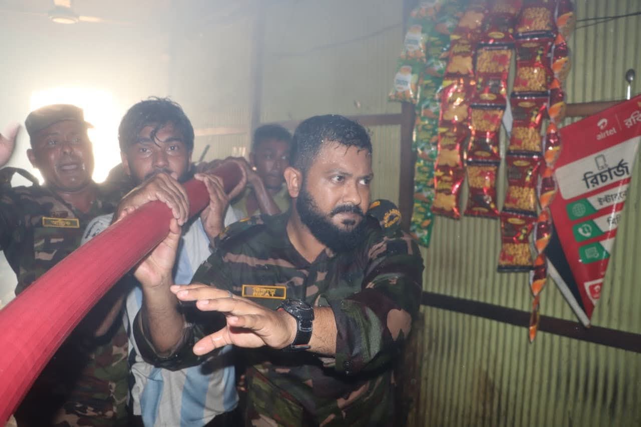 সেনাবাহিনীর দ্রুত তৎপরতায় মাইনি বাজারের ভয়াবহ অগ্নিকাণ্ড নিয়ন্ত্রণে