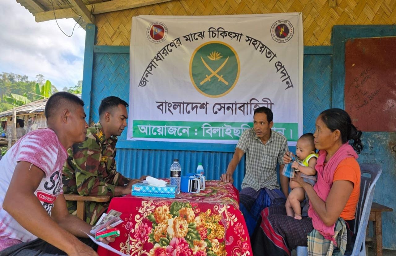 বিলাইছড়ির দুর্গম এলাকায় উপজাতিদের মধ্যে সেনাবাহিনীর বিনামূল্যে চিকিৎসা সেবা।