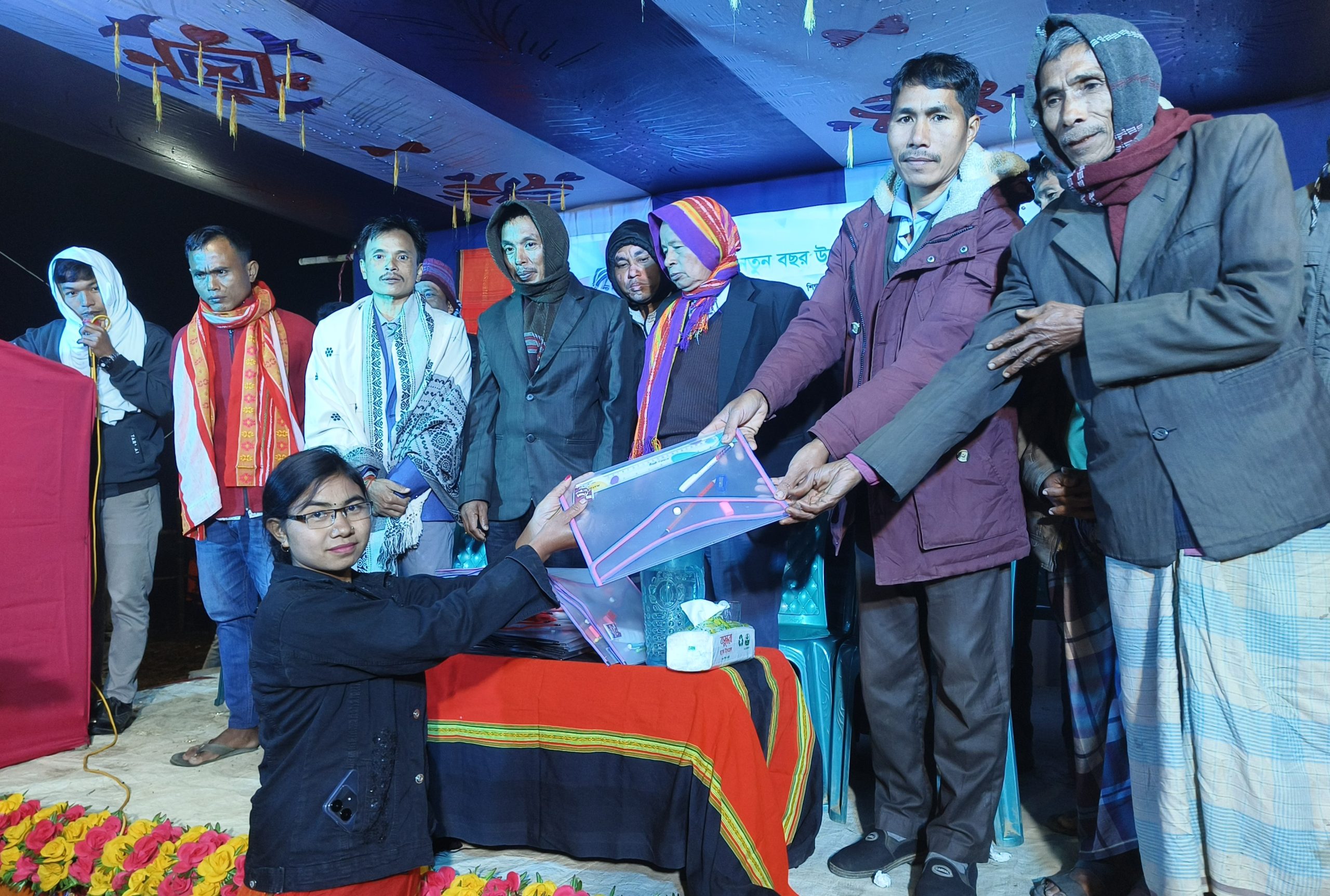 তৈমুক স্পোর্টিং ক্লাব ও যুবসমাজের উদ্যোগে বামাগোমতিতে শিক্ষা উপকরণ বিতরণ