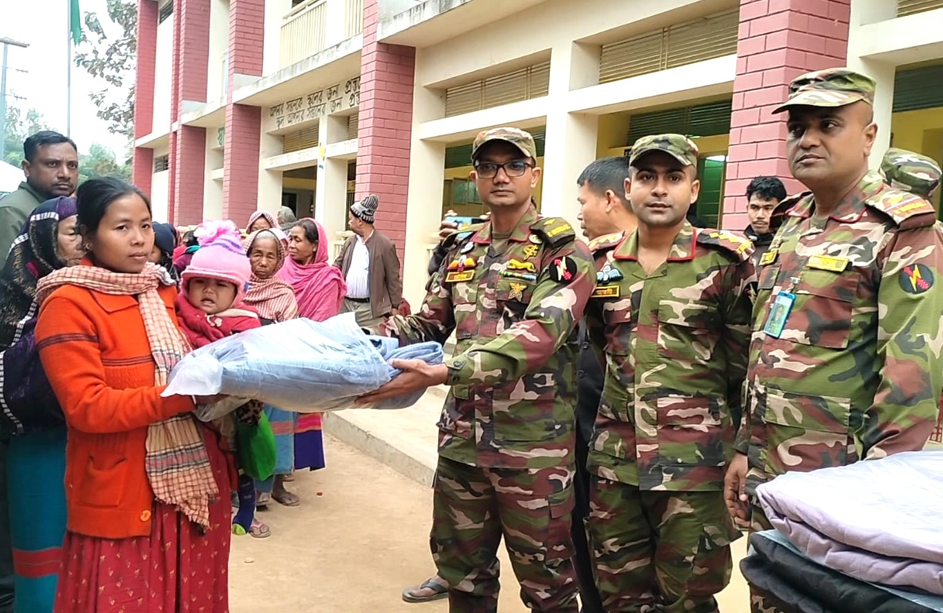 দীঘিনালার দুর্গম এলাকায় সেনাবাহিনীর শীতবস্ত্র বিতরন