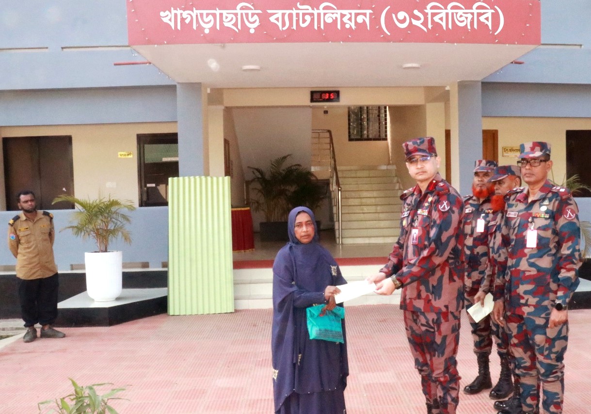 খাগড়াছড়িতে ৩২ বিজিবির মানবিক সহায়তা কার্যক্রমে উপকৃত তিন পরিবার