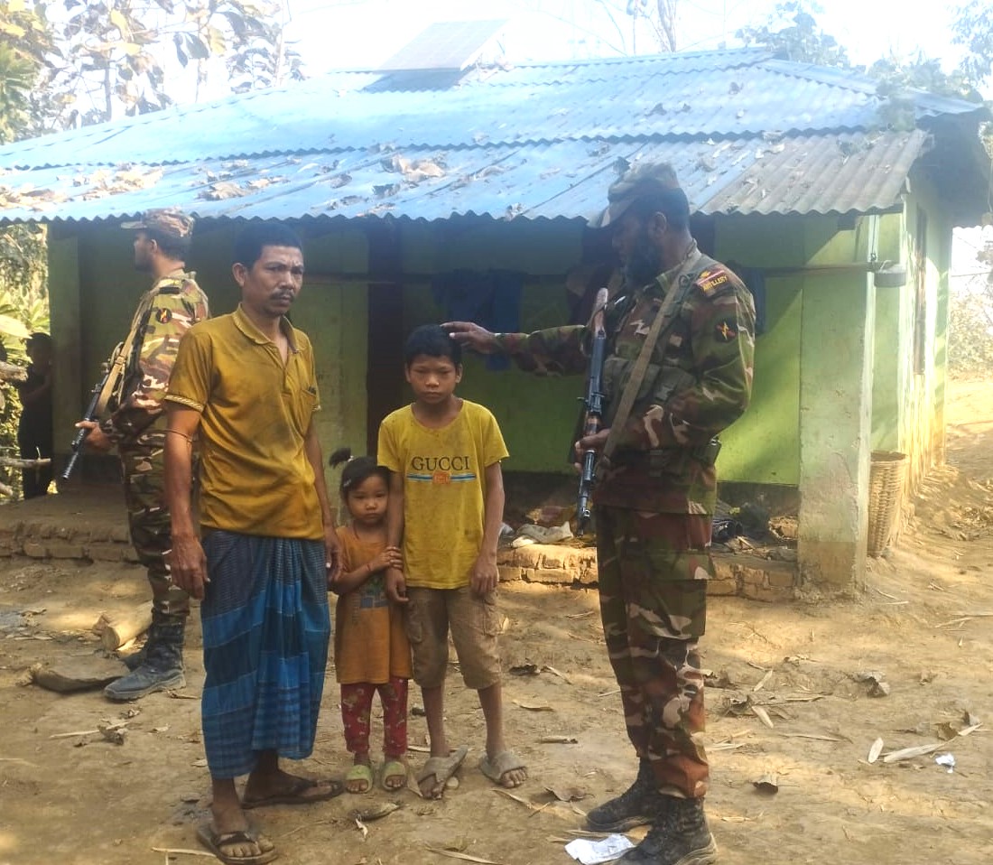 অগ্নিদগ্ধ শিশু নিশনা চাকমার পাশে দাঁড়াল লক্ষীছড়ি জোন
