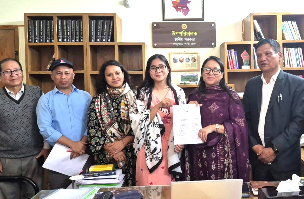 খাগড়াছড়িতে রুফটপ সোলার বাস্তবায়নের দাবিতে মানববন্ধন ও স্মারকলিপি