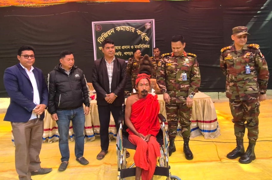 দুর্গম পাহাড়ে মানবিকতার ছোঁয়া-সেনাবাহিনীর সহায়তায় স্বস্তি ফিরছে মানুষের জীবনে