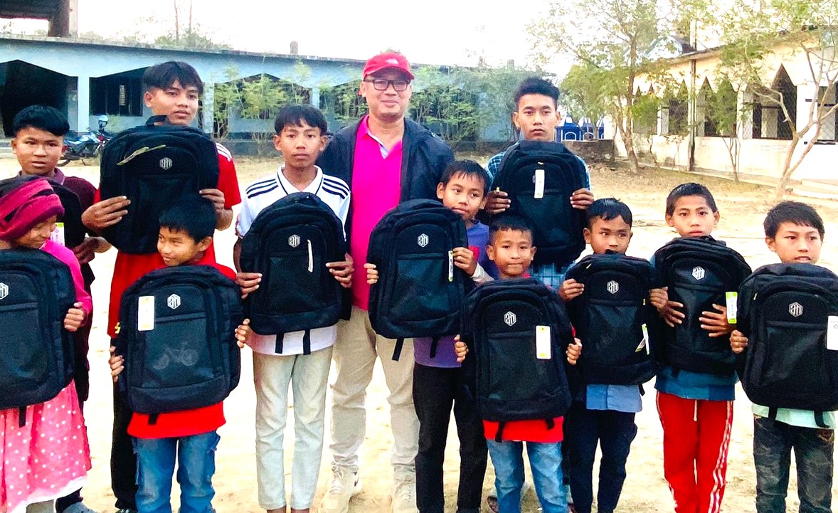 খাগড়াছড়ির চম্পাঘাট অনাথ আশ্রমে অনাথ শিশুদের মাঝে স্কুল ব্যাগ বিতরণ