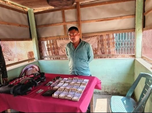বান্দরবানে সেনাবাহিনীর হাতে ১৪ লাখ টাকাসহ জেএসএস সহযোগী আটক।