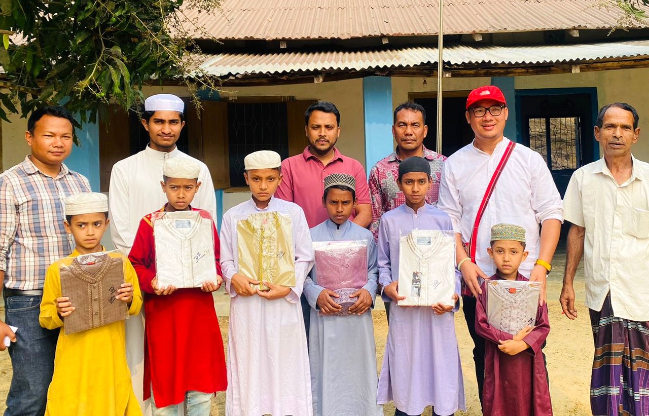 পাহাড়ে এতিম শিশুদের মাঝে ঈদের আনন্দ