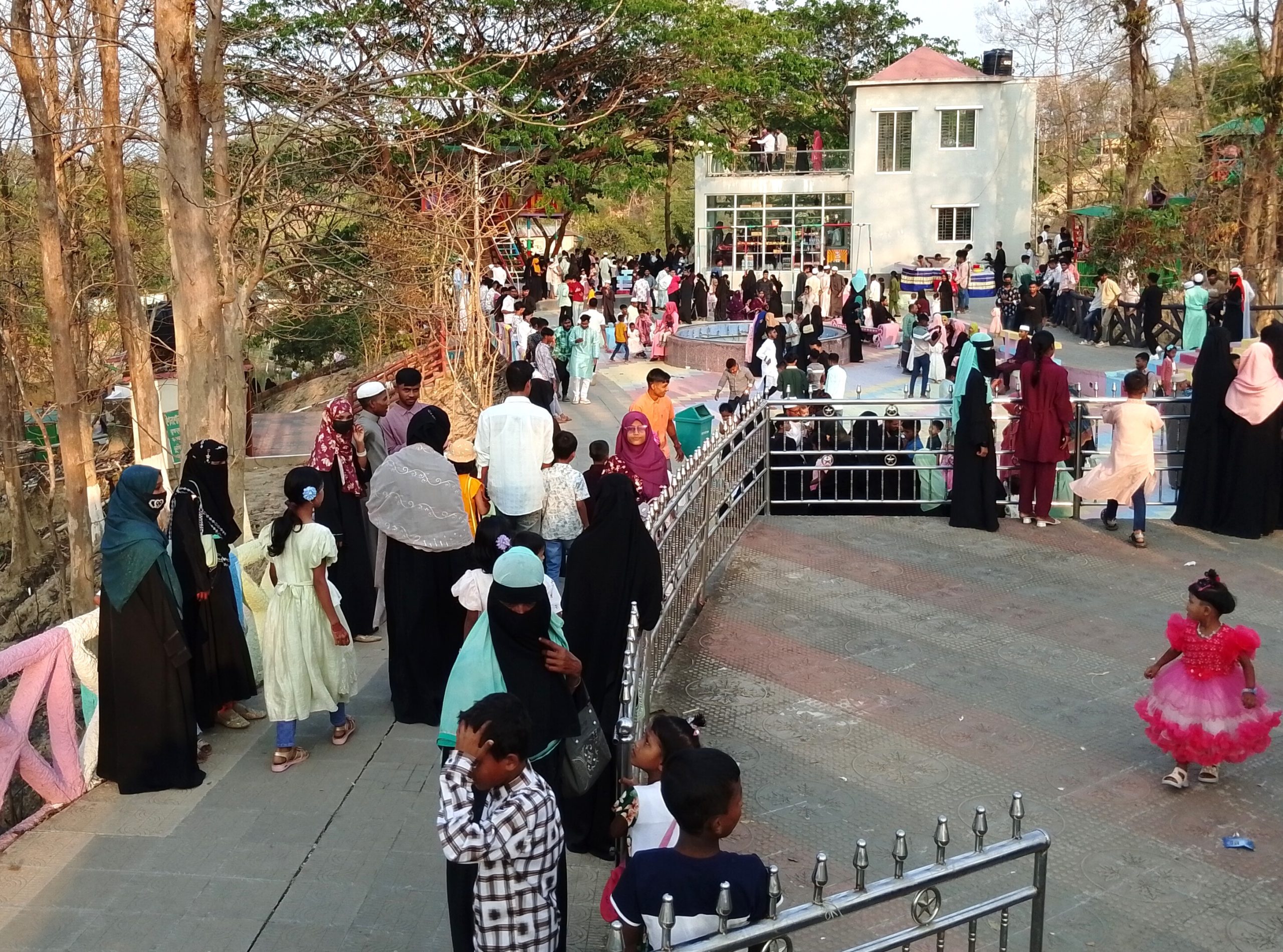 নাইক্ষ্যংছড়িতে পর্যটকের ঢল, জোরদার নিরাপত্তা