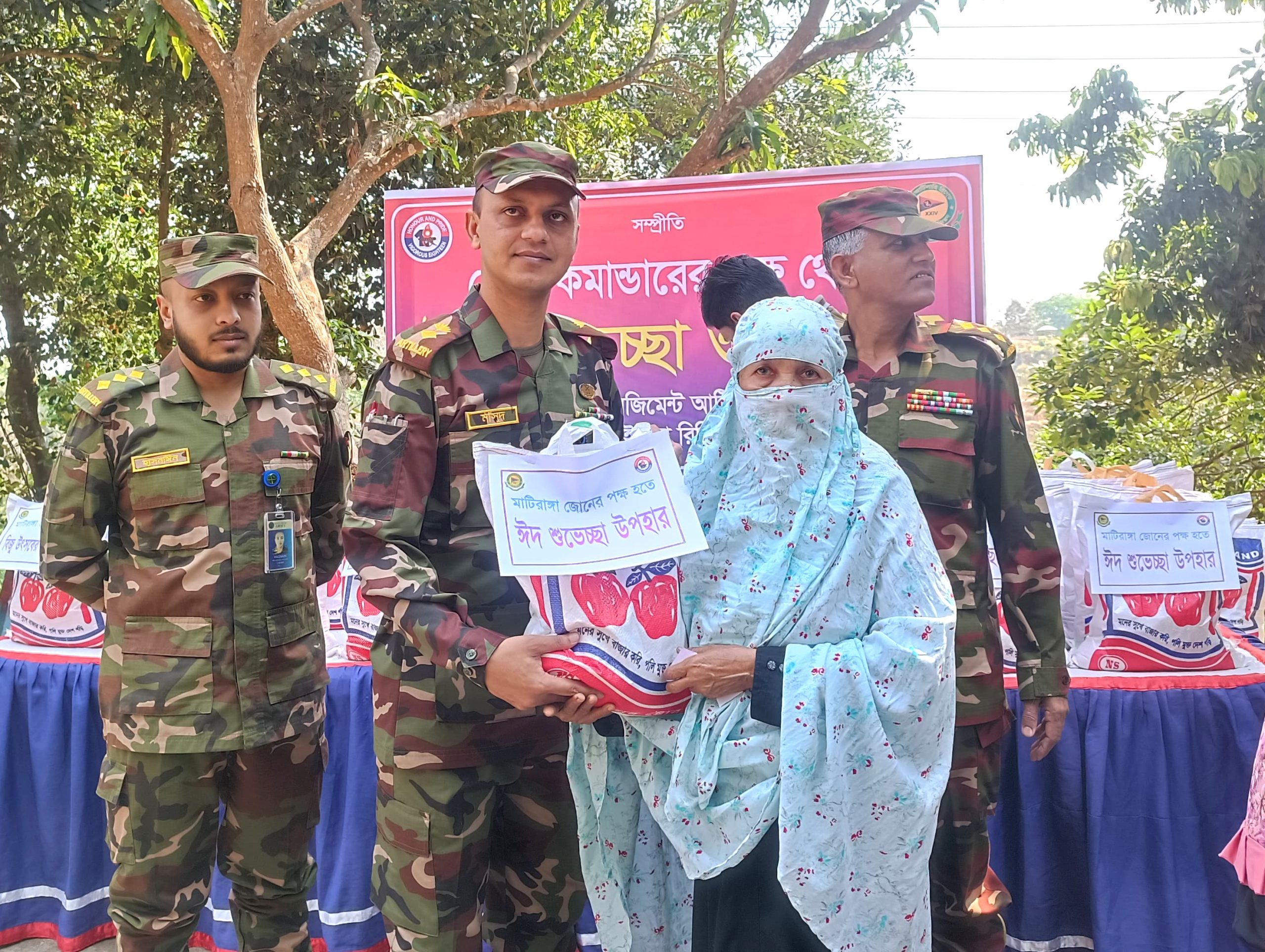 মাটিরাঙ্গায় সেনাবাহিনীর ঈদ ও বিজু উপহার বিতরণ