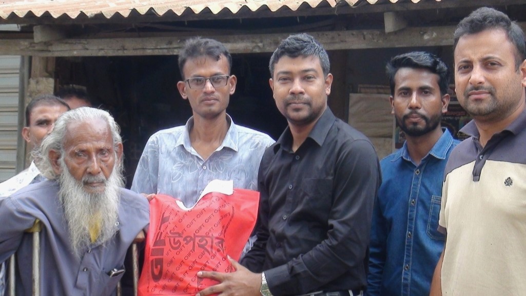 দীঘিনালায় অসহায়দের মাঝে ঈদ উপহার বিতরণ