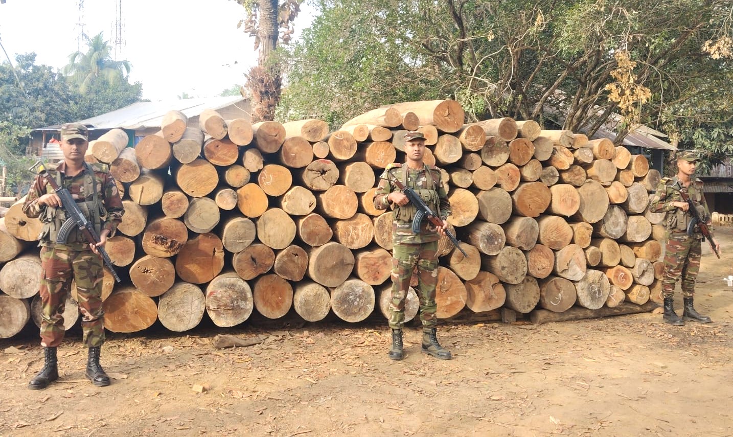 দীঘিনালায় সেনা-ফরেস্ট অভিযানে অবৈধ কাঠ জব্দ
