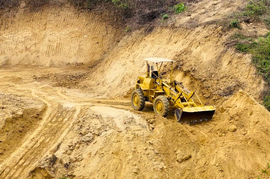মানিকছড়িতে অবৈধভাবে পাহাড় কাটার দায়ে এক্সকাভেটর জব্দ