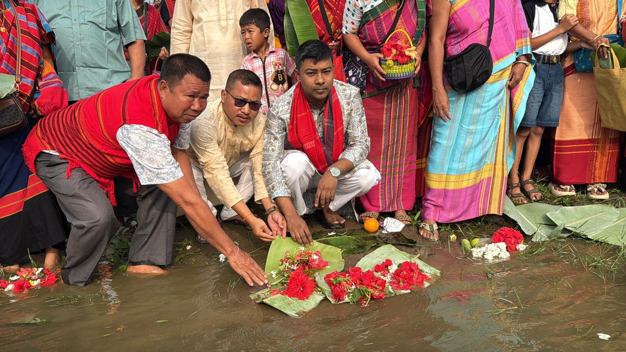 পাহাড়ে বর্ণিল আয়োজনে নদীতে ফুল ভাসিয়ে উদযাপিত হচ্ছে চাকমা সম্প্রদায়ের ফুল বিজু