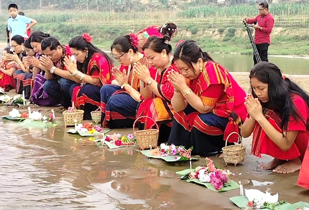 ফুলবিজুতে রঙিন-পাহাড়-উৎসবের আমেজে মুখর খাগড়াছড়ি