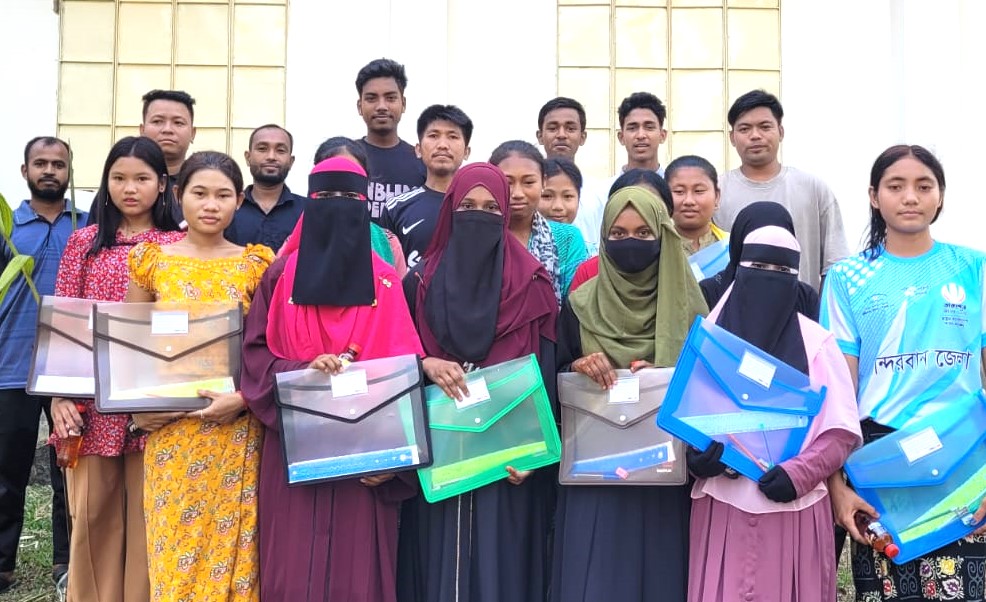 বাইশারীতে এসএসসি পরীক্ষার্থীদের মাঝে শিক্ষা সামগ্রী বিতরণ