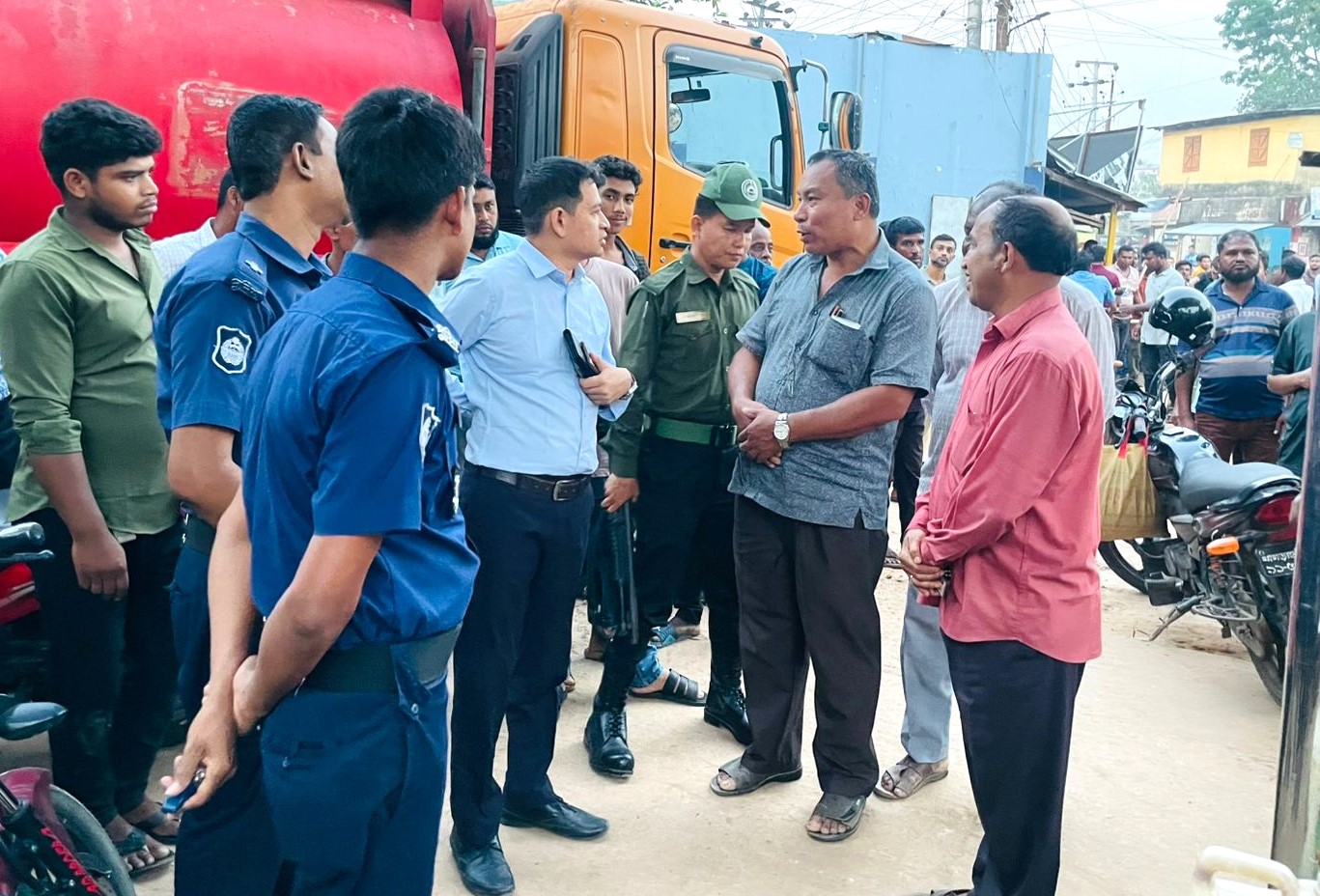 মাটিরাঙ্গায় এক হাজার মোটরসাইকেলে সুশৃঙ্খলভাবে তেল বিতরণ