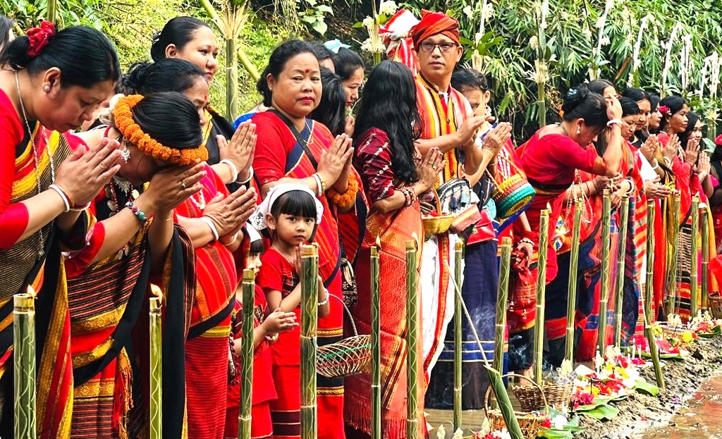 পাহাড়ে বৈসুকে ঘিরে ত্রিপুরা সম্প্রদায়ের বর্ণিল আনন্দ উচ্ছ্বাস