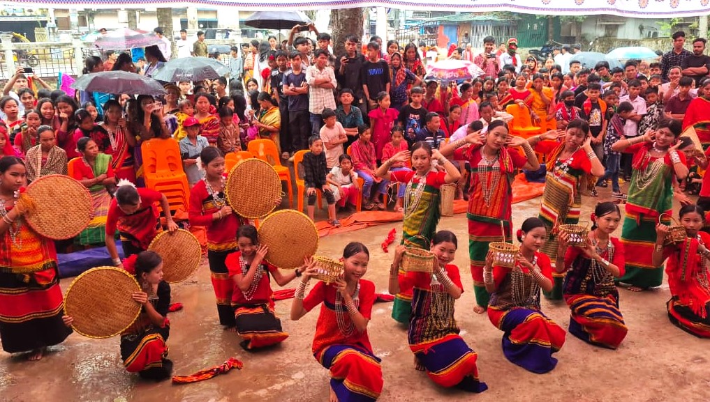 খাগড়াছড়িতে বৈসু উৎসবে রঙে নৃত্যে সংস্কৃতিতে প্রাণবন্ত পাহাড়