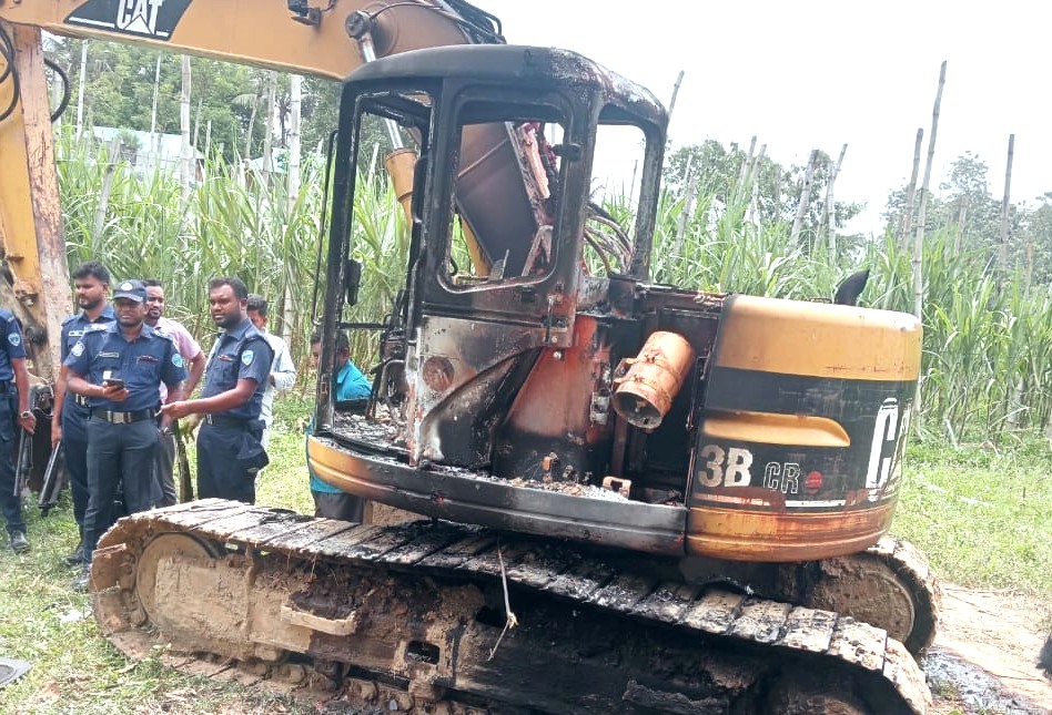 চাঁদা না পেয়ে গুইমারায় খাল খনন কাজে ব্যবহৃত এস্কেভেটরে আগুন দিয়েছে ইউপিডিএফ