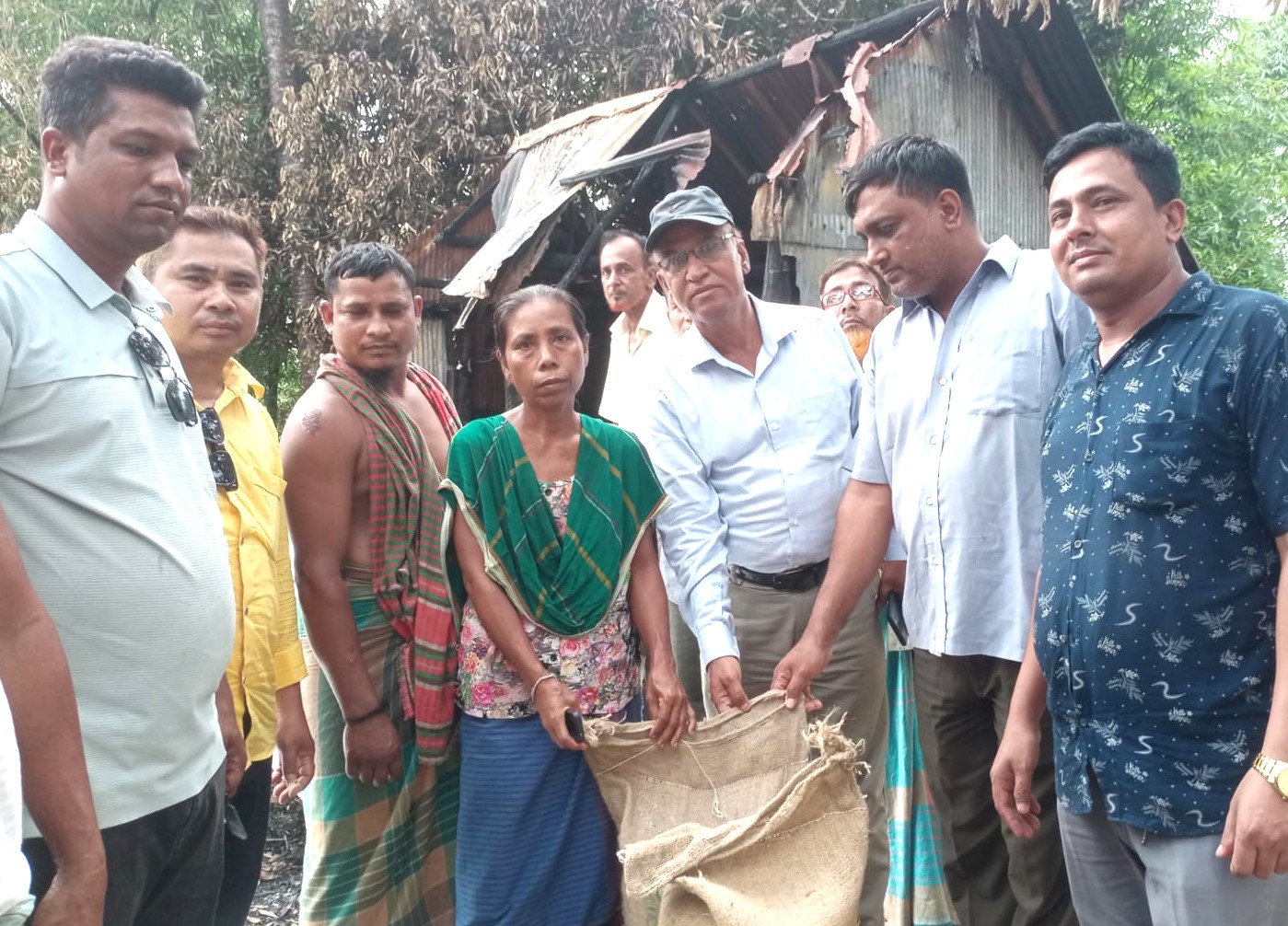 দীঘিনালায় অগ্নিকাণ্ডে ক্ষতিগ্রস্ত পরিবারকে বিএনপির সহায়তা প্রদান